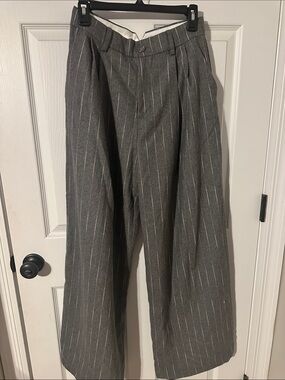 Le Alx Women’s Gray Pinstripe Wide-Leg Pants